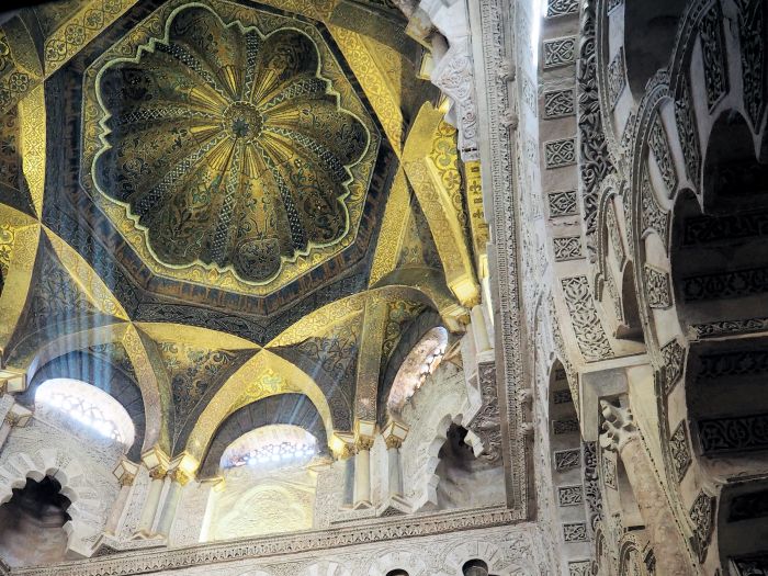 幻想的に光の差し込むイスラム建築の天井ドーム