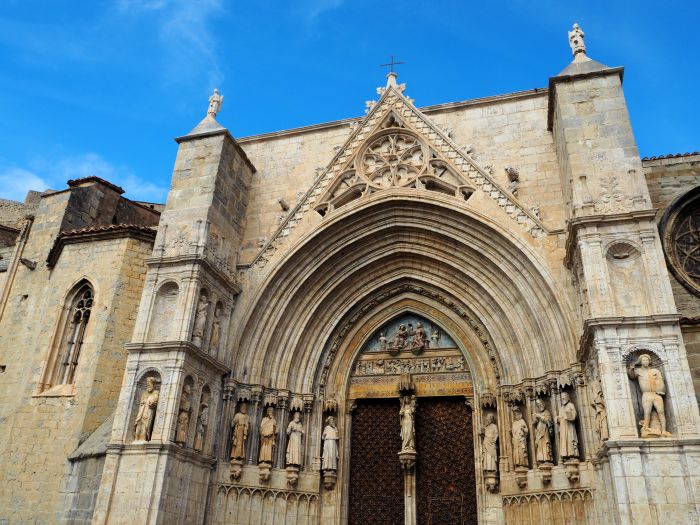 モレーリャの聖マリア教会の美しい外観
