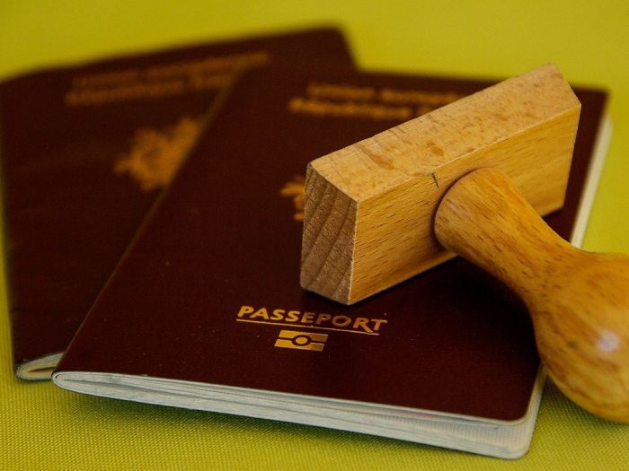 パスポートと入国スタンプ