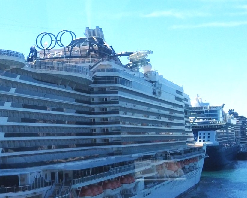 バルセロナのクルーズ客船